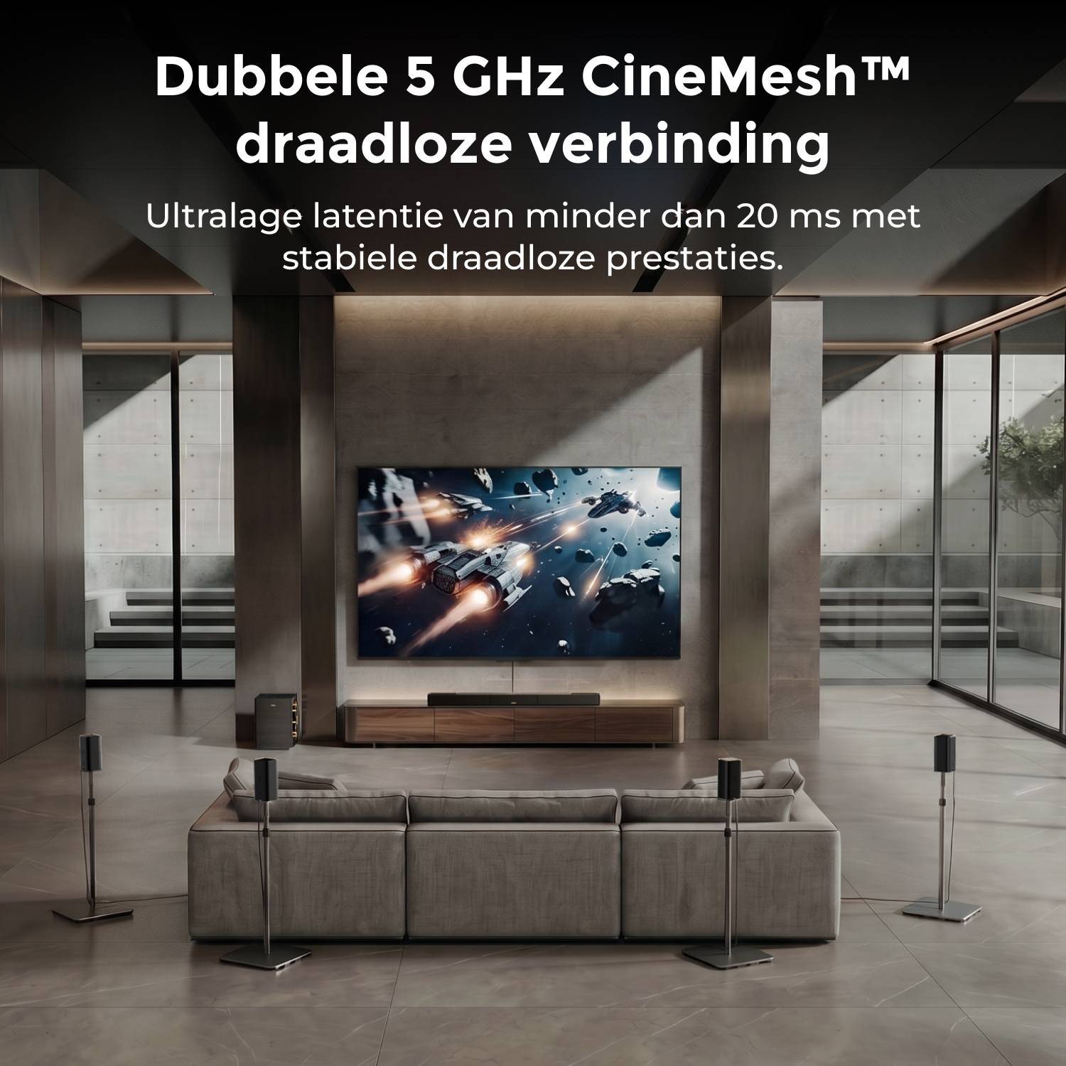 Moderne woonkamer met grote bank, tv met spel en luidsprekers.