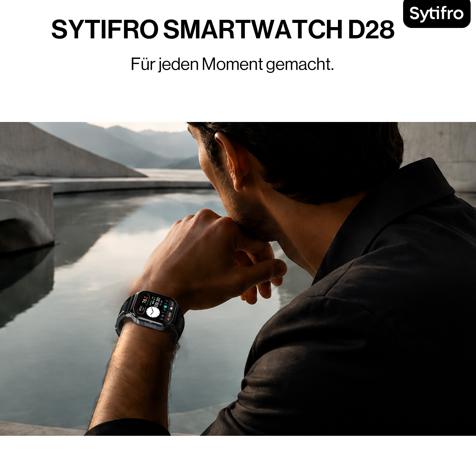 Mann mit SYTIFRO SMARTWATCH D28 am Handgelenk, blickt nachdenklich auf Wasser.