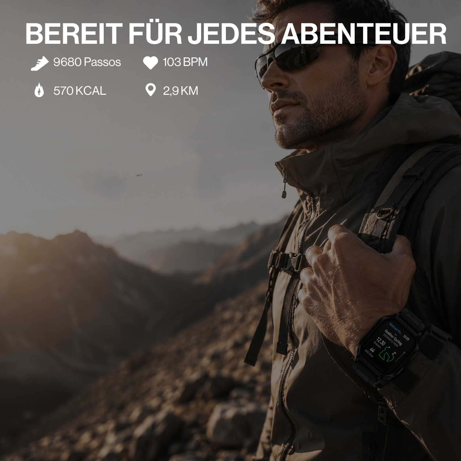 Ein Mann mit Rucksack in den Bergen, zeigt seine Smartwatch mit Trainingsdaten.