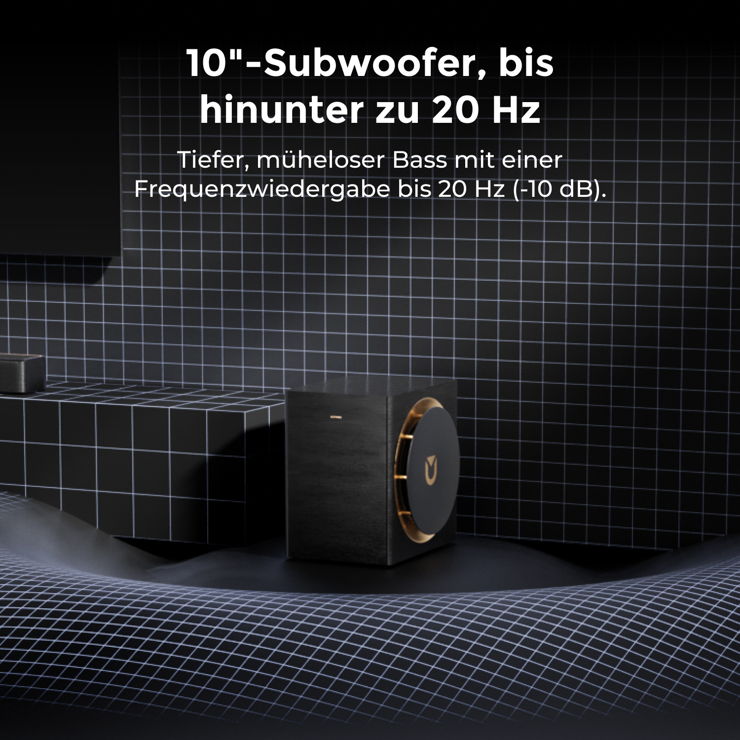 Un subwoofer noir de 10 pouces avec une lunette dorée est montré sur fond quadrillé.
