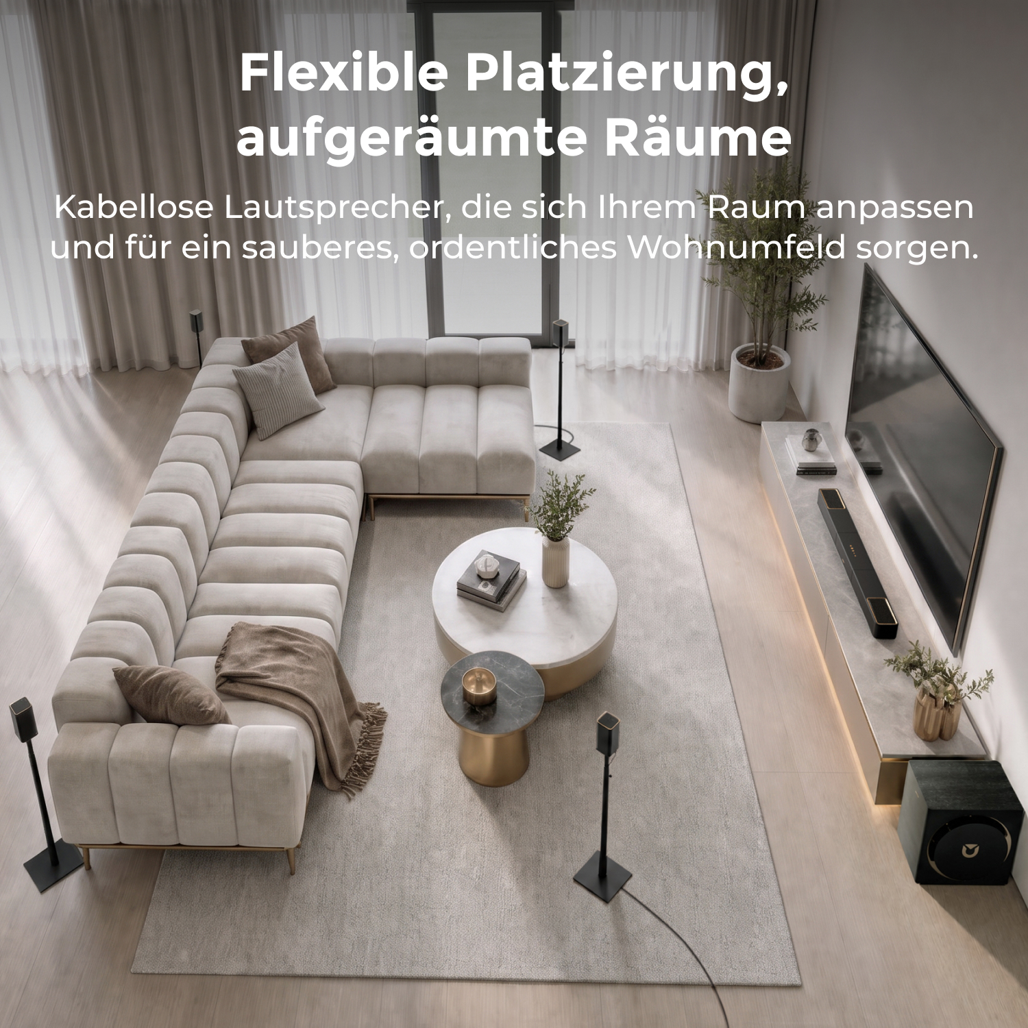 Ein modernes Wohnzimmer mit beigefarbener Couch, Kaffeetischen und Lautsprechern.