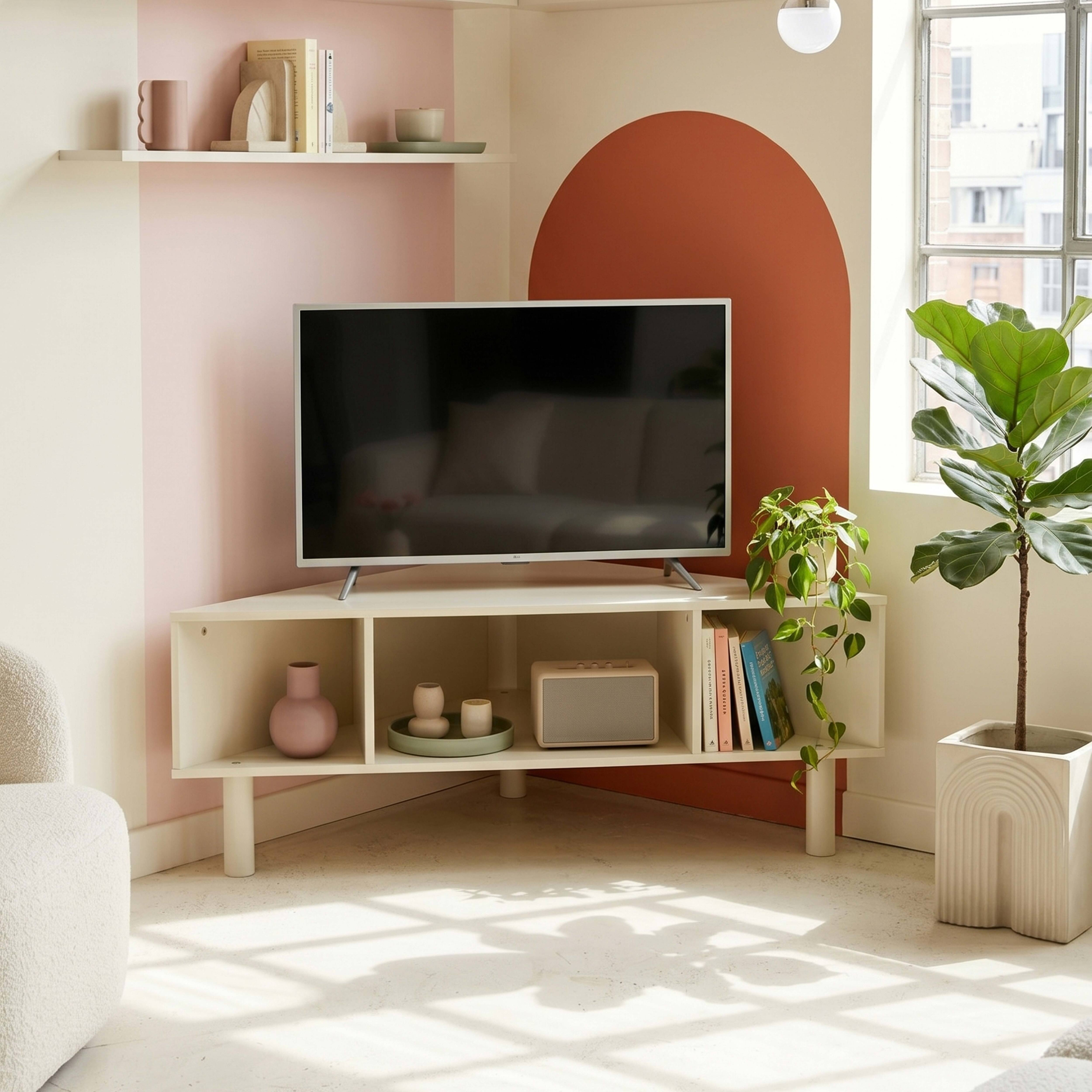 Ein Eckwohnzimmer mit einem Fernseher auf einem weißen Schrank, Pflanzen und einem Fenster.