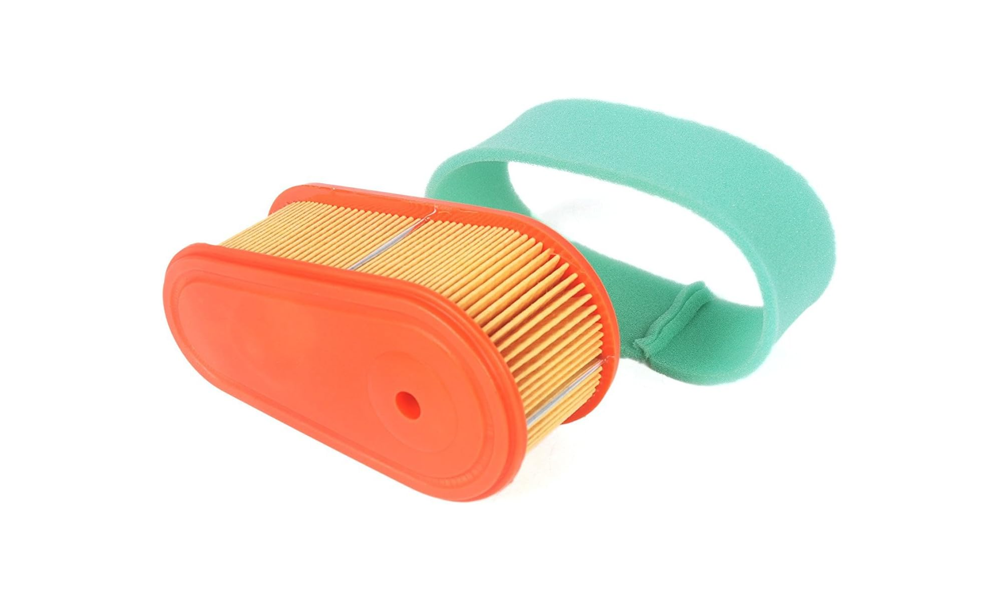 Ein orangefarbener Luftfilter mit gelben Lamellen und einem grünen Schaumstoffring auf weißem Hintergrund.