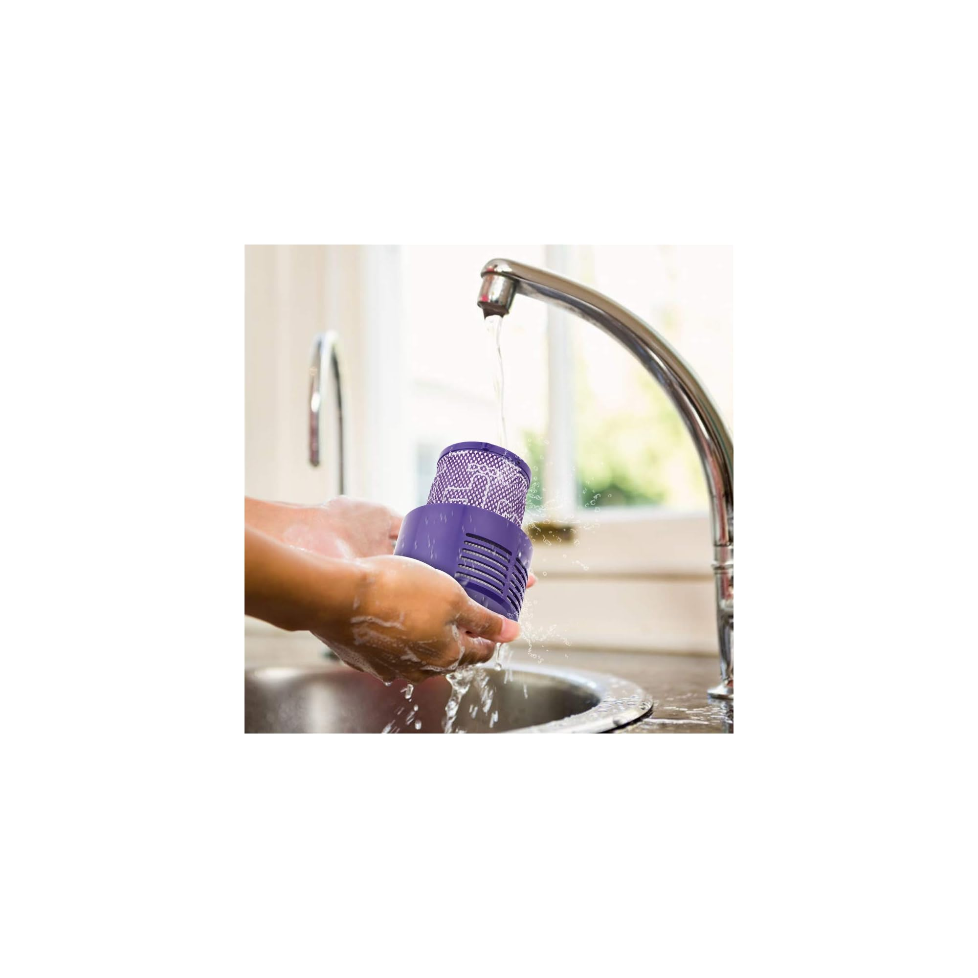 Eine Person wäscht einen lila Staubsaugerfilter unter fließendem Wasser im Waschbecken.