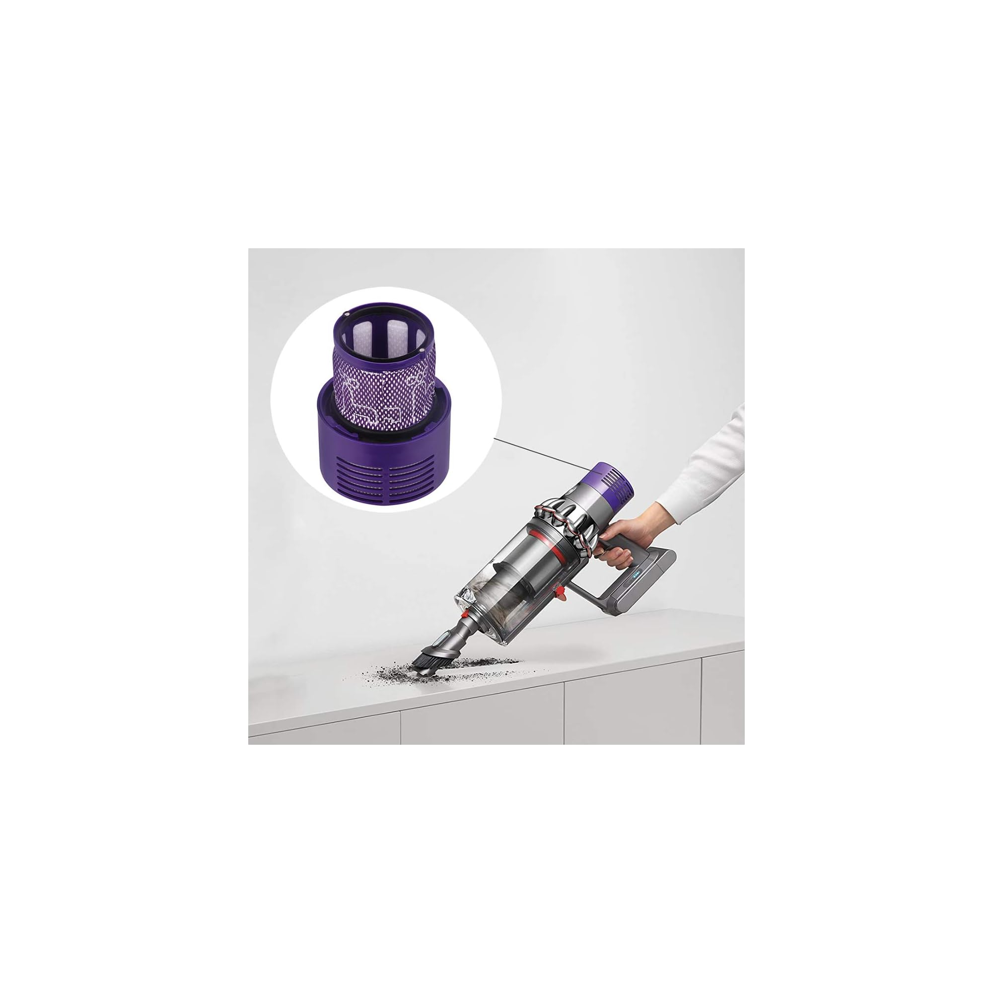 Ein violetter Staubsaugerfilter wird gezeigt, daneben ein Handstaubsauger, der Staub aufsaugt.