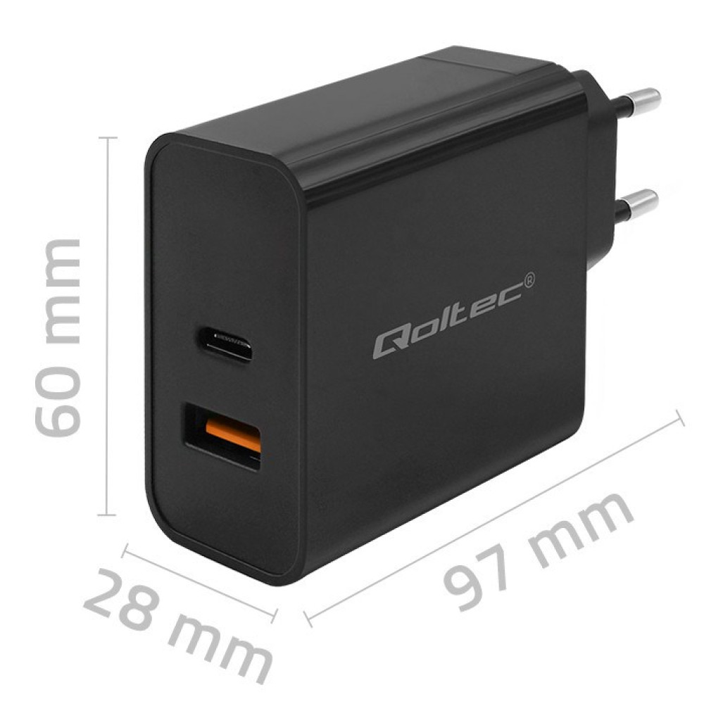 Czarna ładowarka z portami USB-C i USB-A. Wymiary 60x28x97 mm.