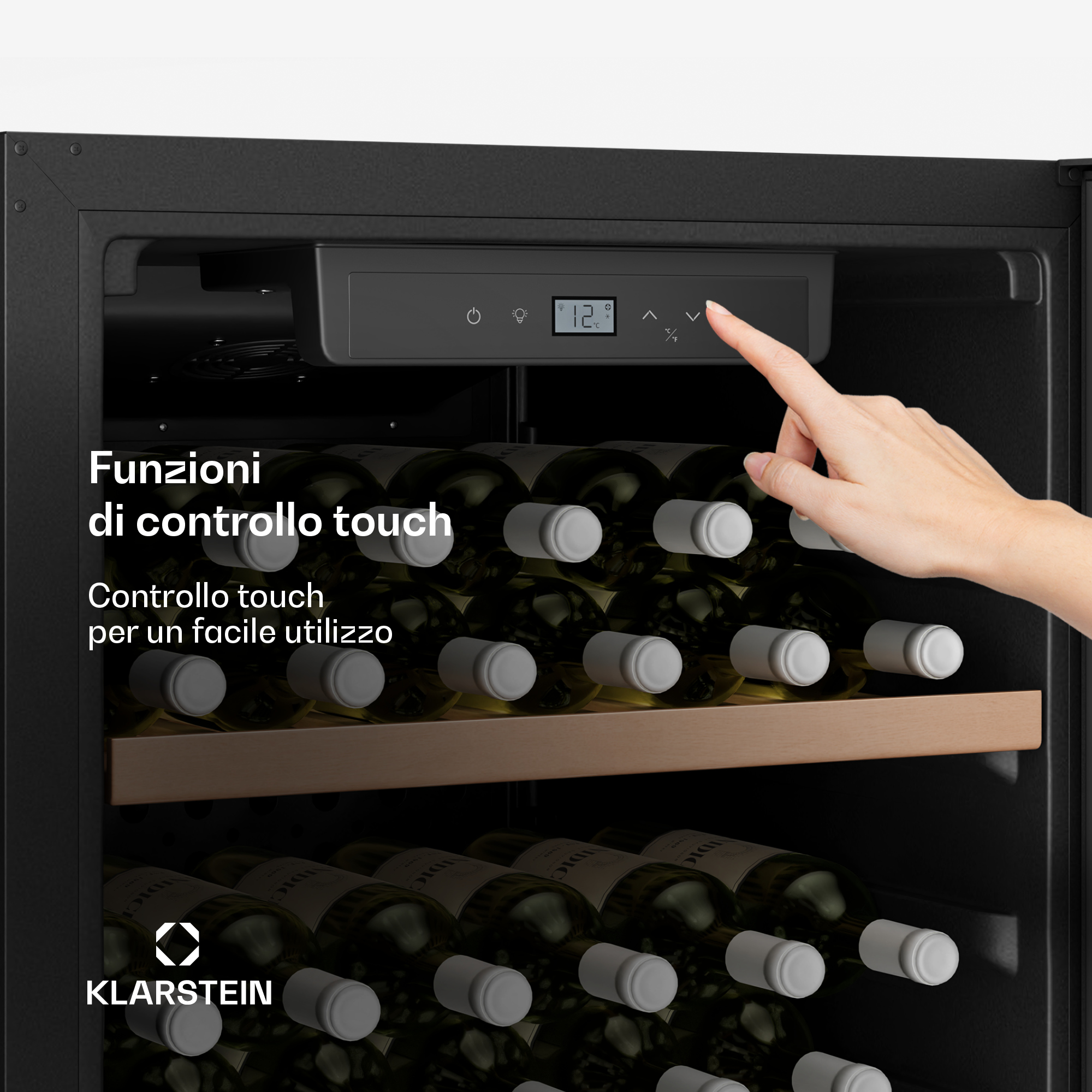 Una mano tocca il pannello touch di una cantinetta piena di bottiglie.