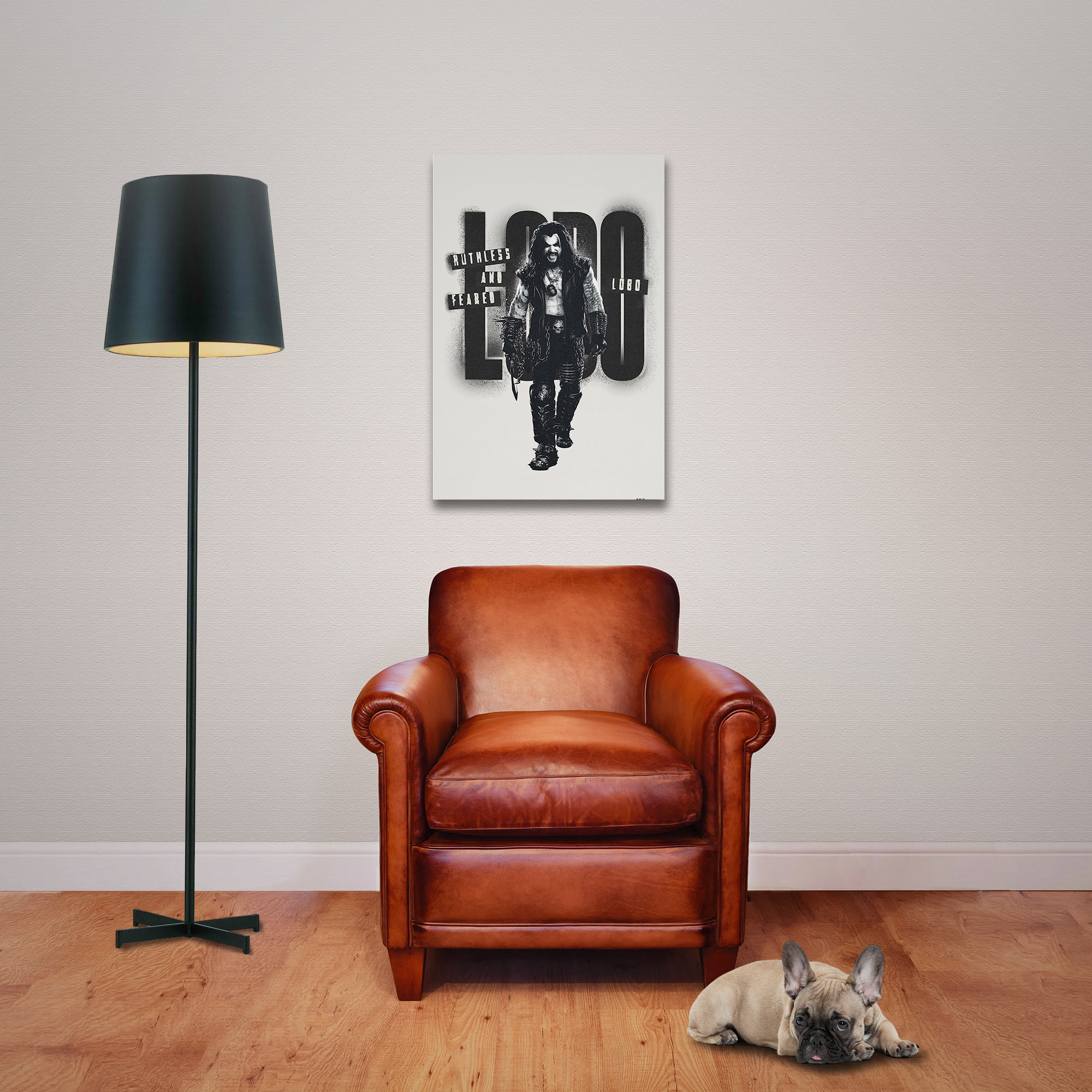 Ein brauner Ledersessel steht neben einer Stehlampe. Ein Hund liegt auf dem Boden.