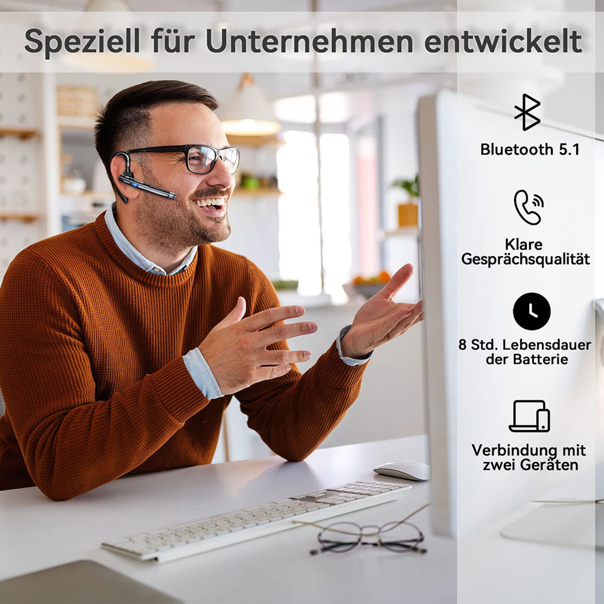 Mann mit Headset am Schreibtisch, mit Symbolen für Bluetooth, Anrufqualität, Akkulaufzeit.