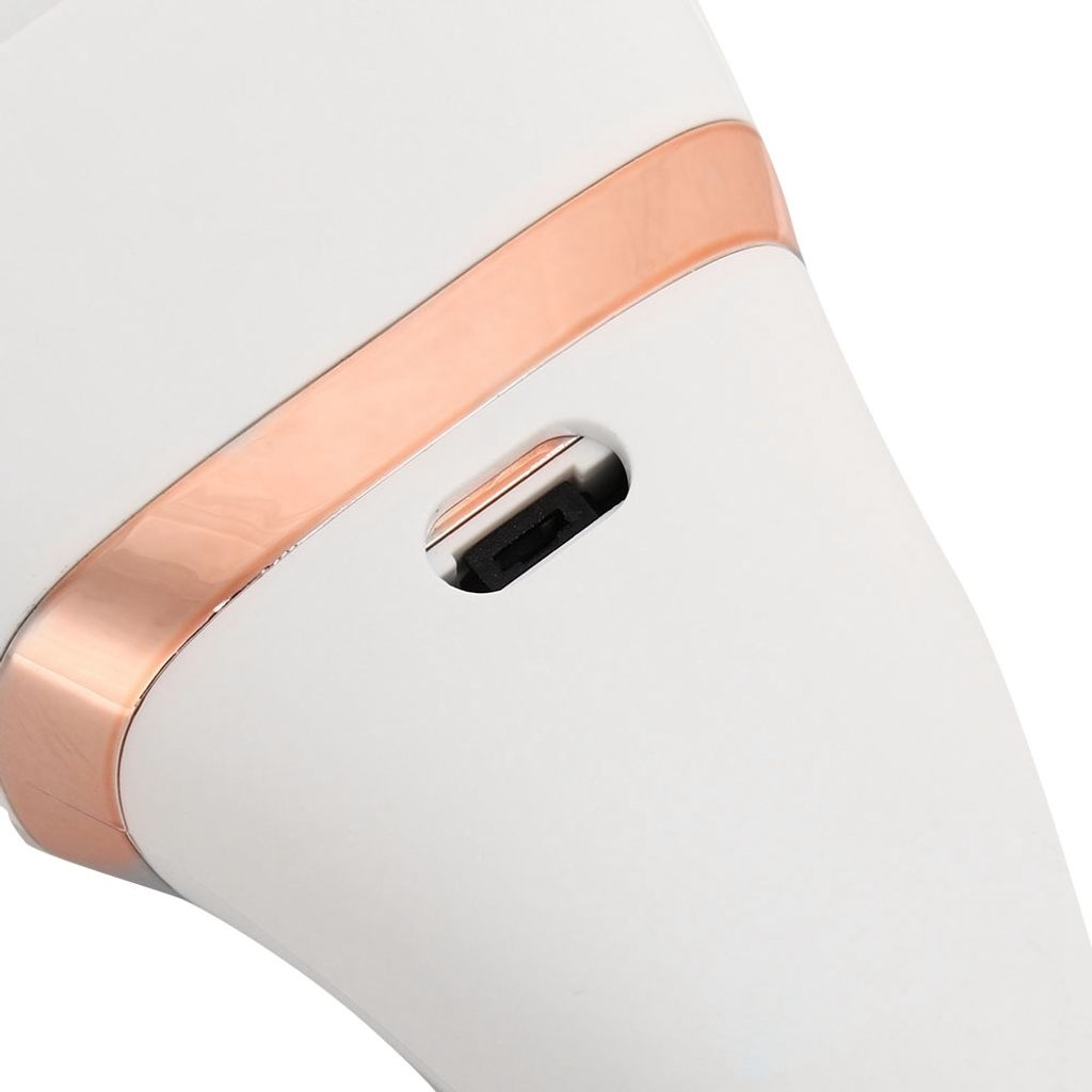 Nahaufnahme eines weißen Geräts mit einem roségoldenen Streifen und einem USB-Anschluss.