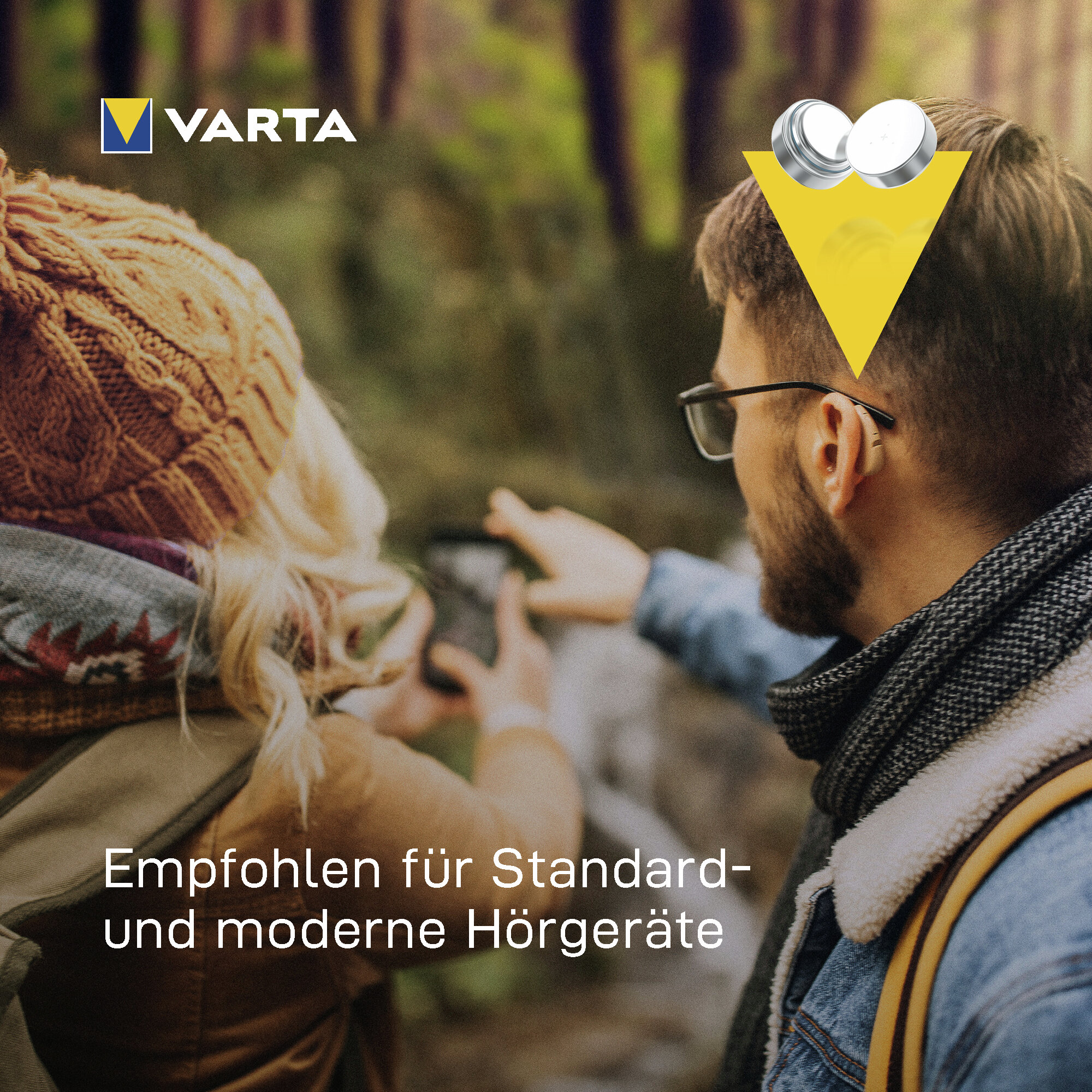Zwei Personen im Freien, Varta-Logo, Hörgerätebatterien und Text.