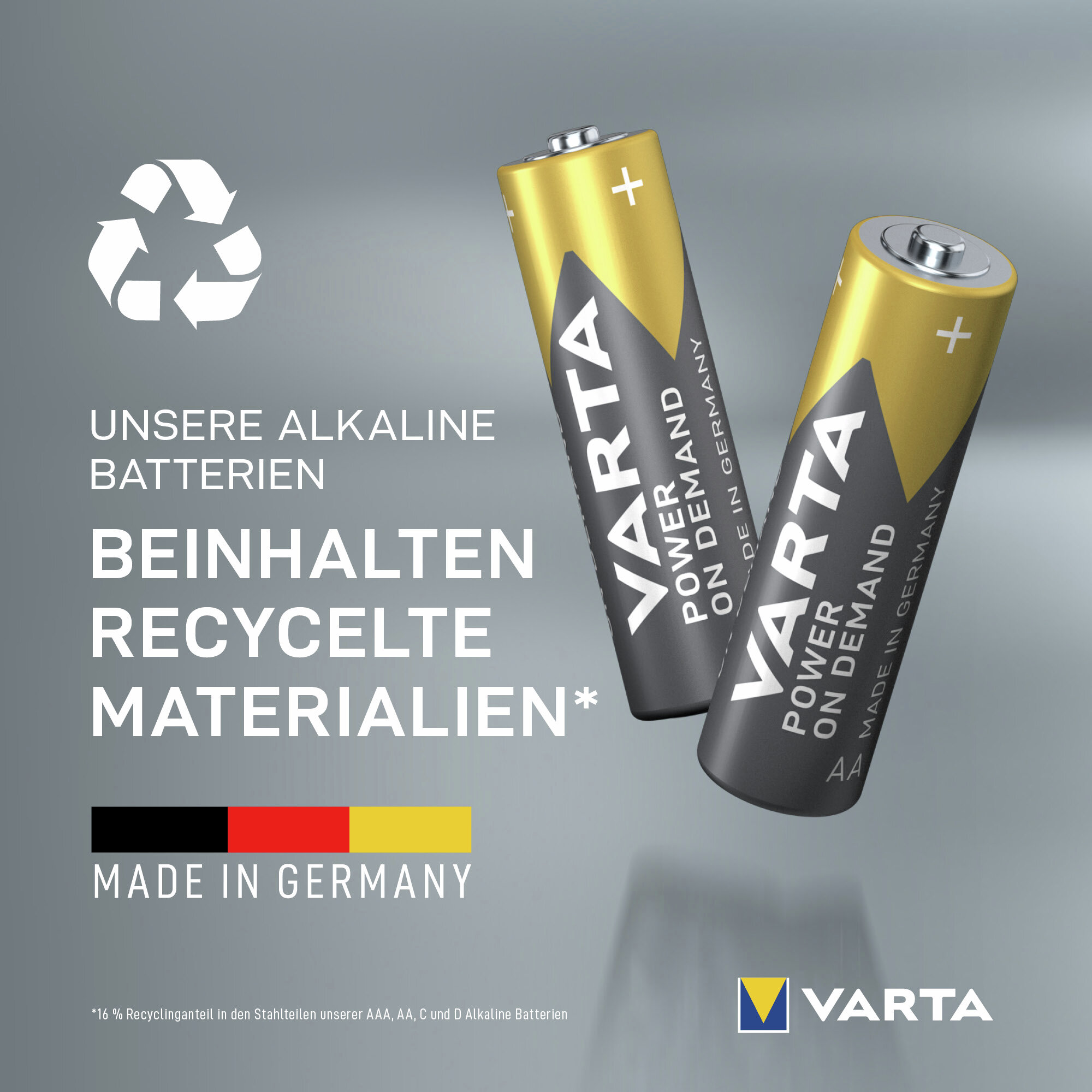 Zwei gold-schwarze Varta AA Batterien mit Recycling-Symbol und deutscher Flagge.