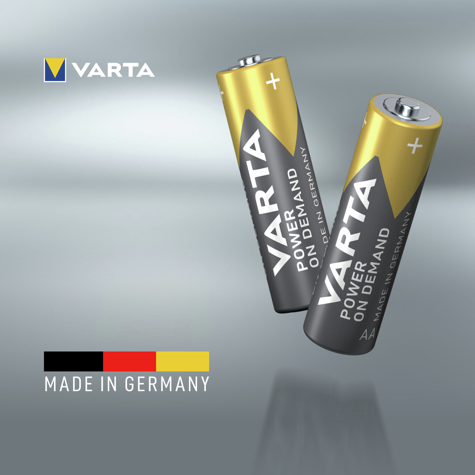 Zwei goldene Varta AA Batterien mit deutschem Flaggenlogo und Schriftzug.