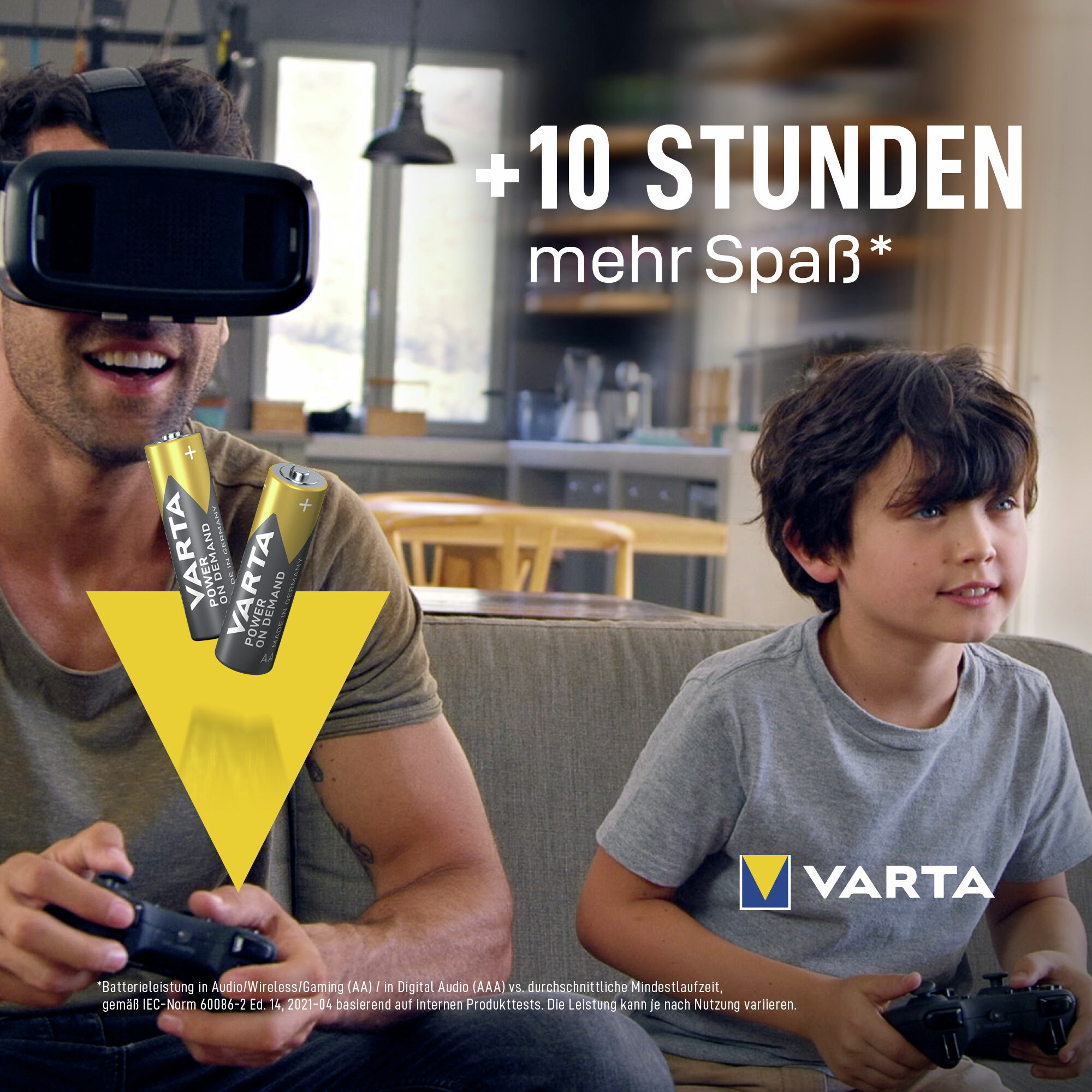 Mann mit VR-Brille und Kind spielen Videospiele, Varta Batterien.
