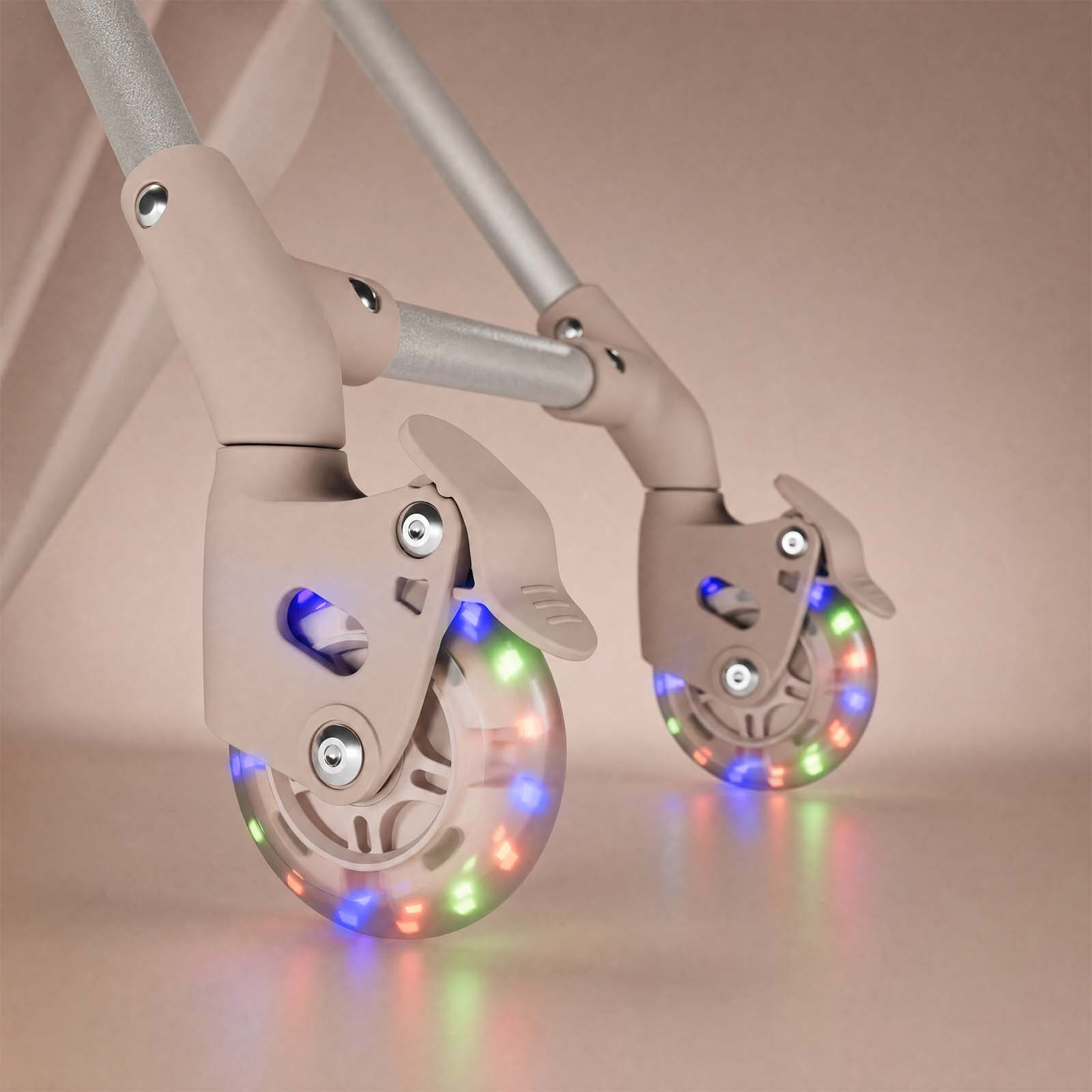 Zwei Rollen mit bunten Lichtern, Teil eines Kinderwagens oder Rollers.
