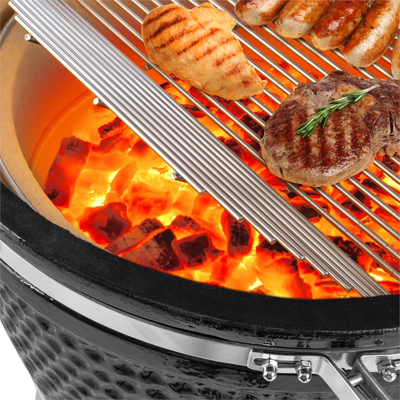 Carne e salsicce grigliate su carboni ardenti.