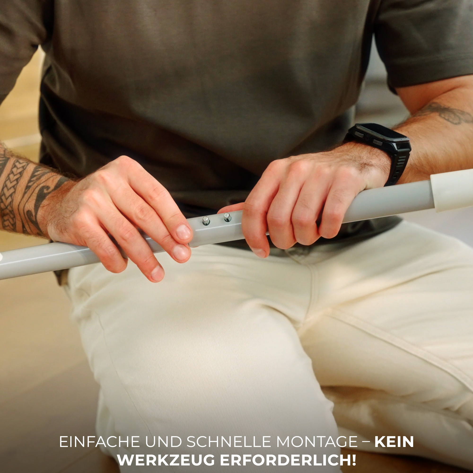 Mann montiert graues Rohr mit Schrauben, keine Werkzeuge nötig.