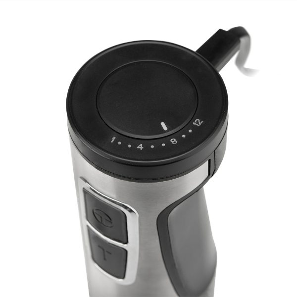 Primer plano de una batidora de inmersión plateada y negra con dial de velocidad y botones.