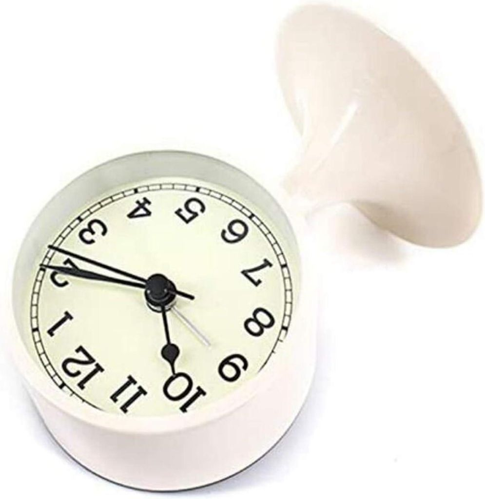 Ein weißer Wecker mit schwarzen Ziffern und Zeigern auf cremefarbenem Zifferblatt. Die Alarmglocke ist abgenommen.