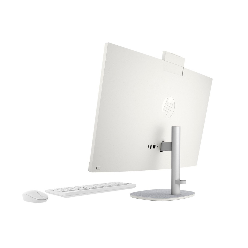 Biały komputer HP typu all-in-one z klawiaturą i myszką na białym tle.