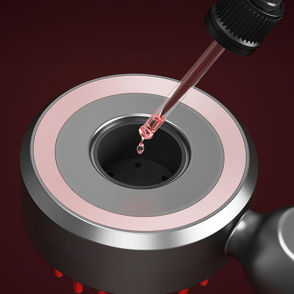 Ein Tropfer gibt rosa Flüssigkeit in ein metallisches Gerät mit einem rosa Ring ab.