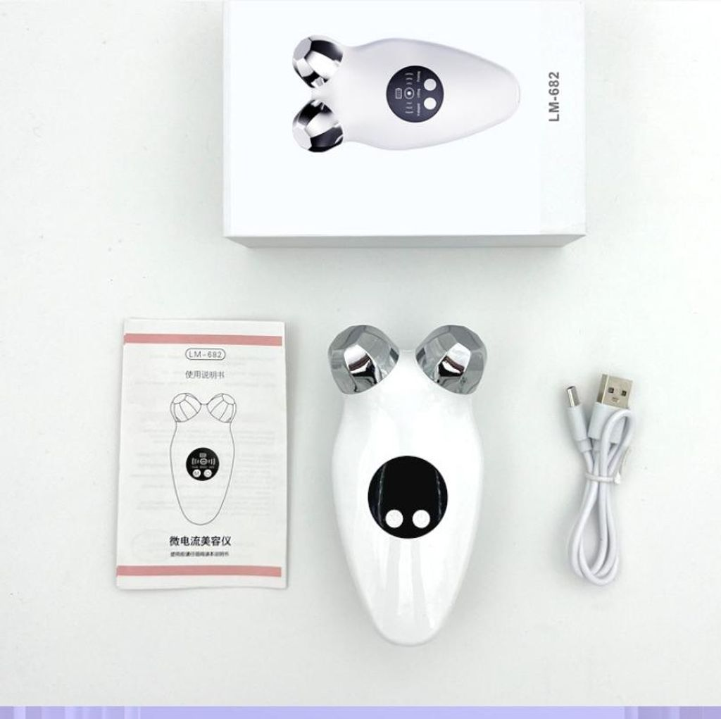 Weißes Hautpflegegerät mit zwei Kugeln, Bedienungsanleitung und USB-Kabel.