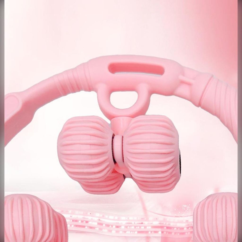 Ein rosafarbener Massagegriff mit zwei geriffelten Rollen und einem gebogenen Griff.