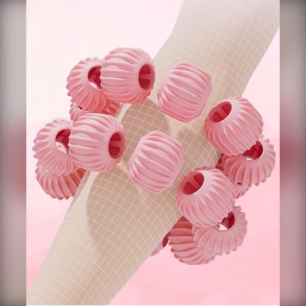 Mehrere rosa, gerippte Bälle umgeben ein hellbraunes Objekt mit einem Gittermuster.