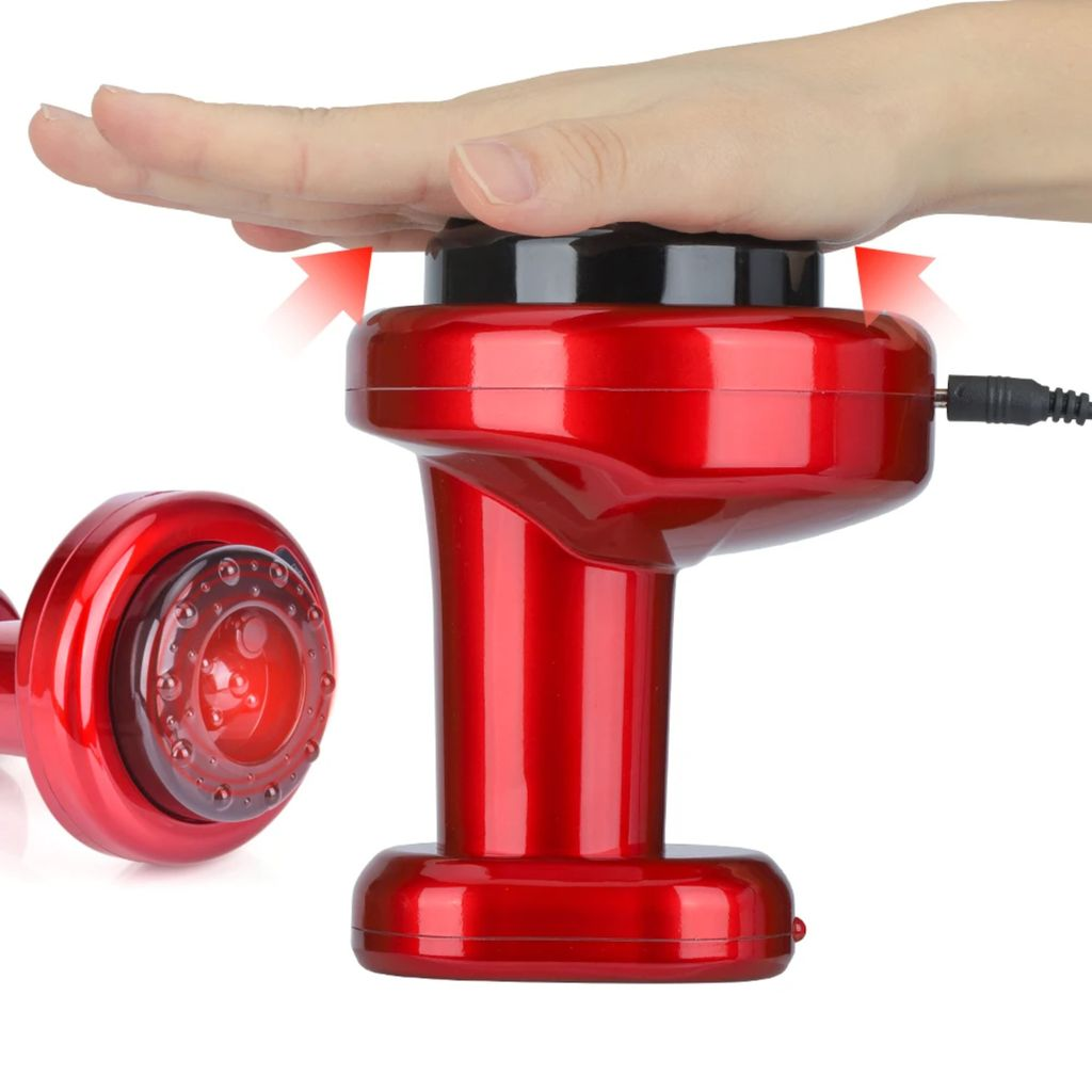 Eine Hand drückt auf einen roten Massagegerät-Knopf. Ein Kabel ist angeschlossen.
