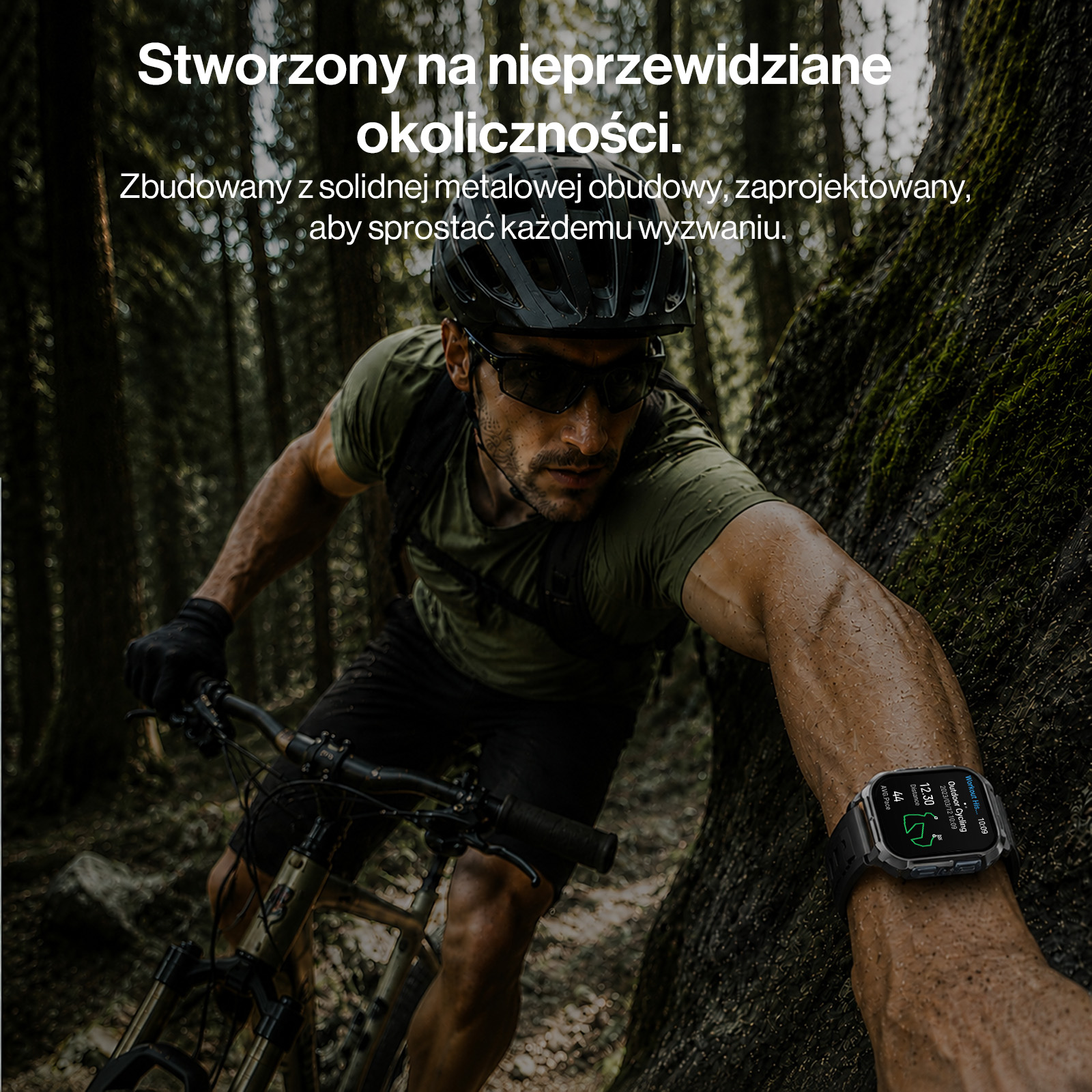 Mężczyzna jedzie na rowerze górskim w lesie, nosząc smartwatch z danymi treningu.