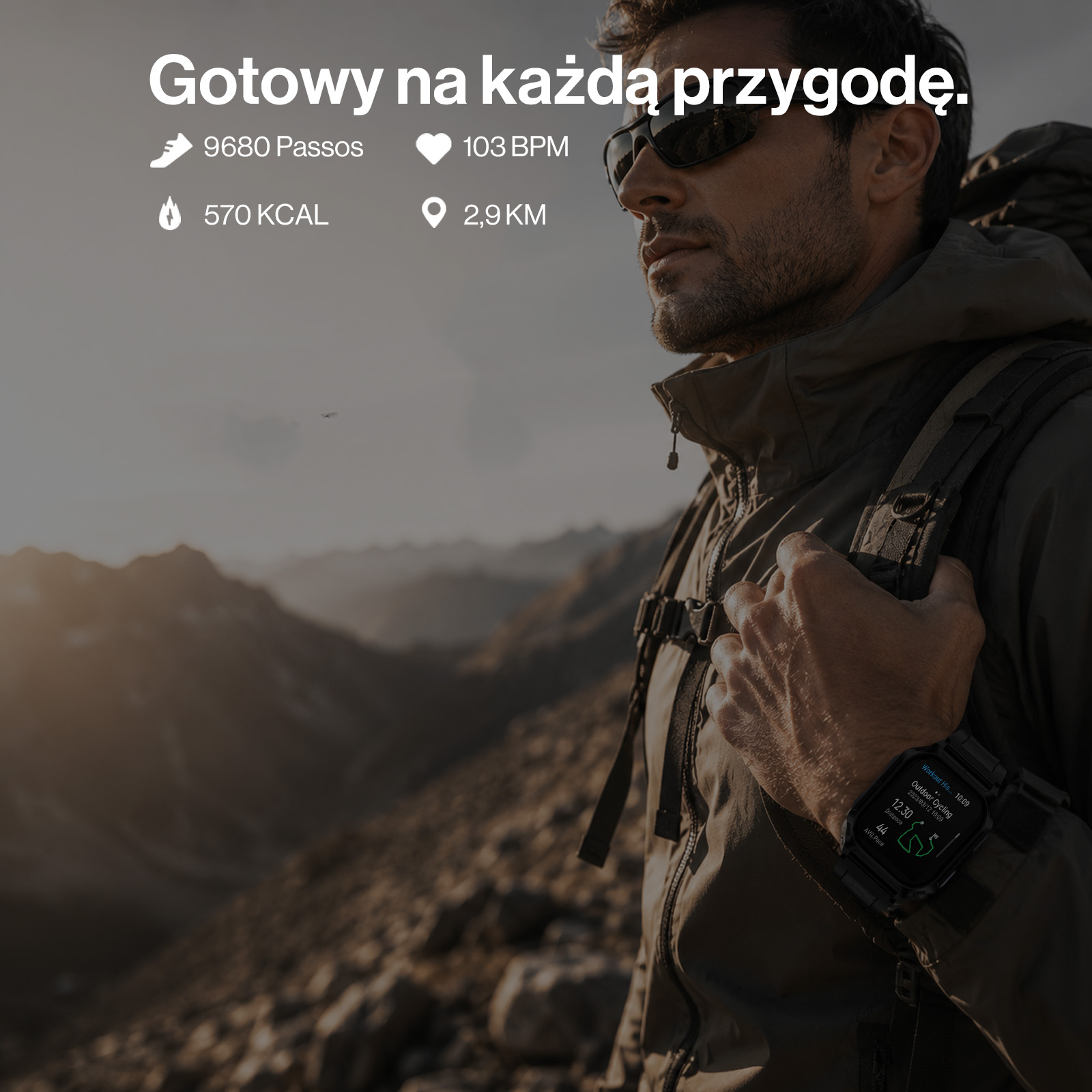 Mężczyzna z plecakiem w górach, zegarek sportowy pokazuje dane.