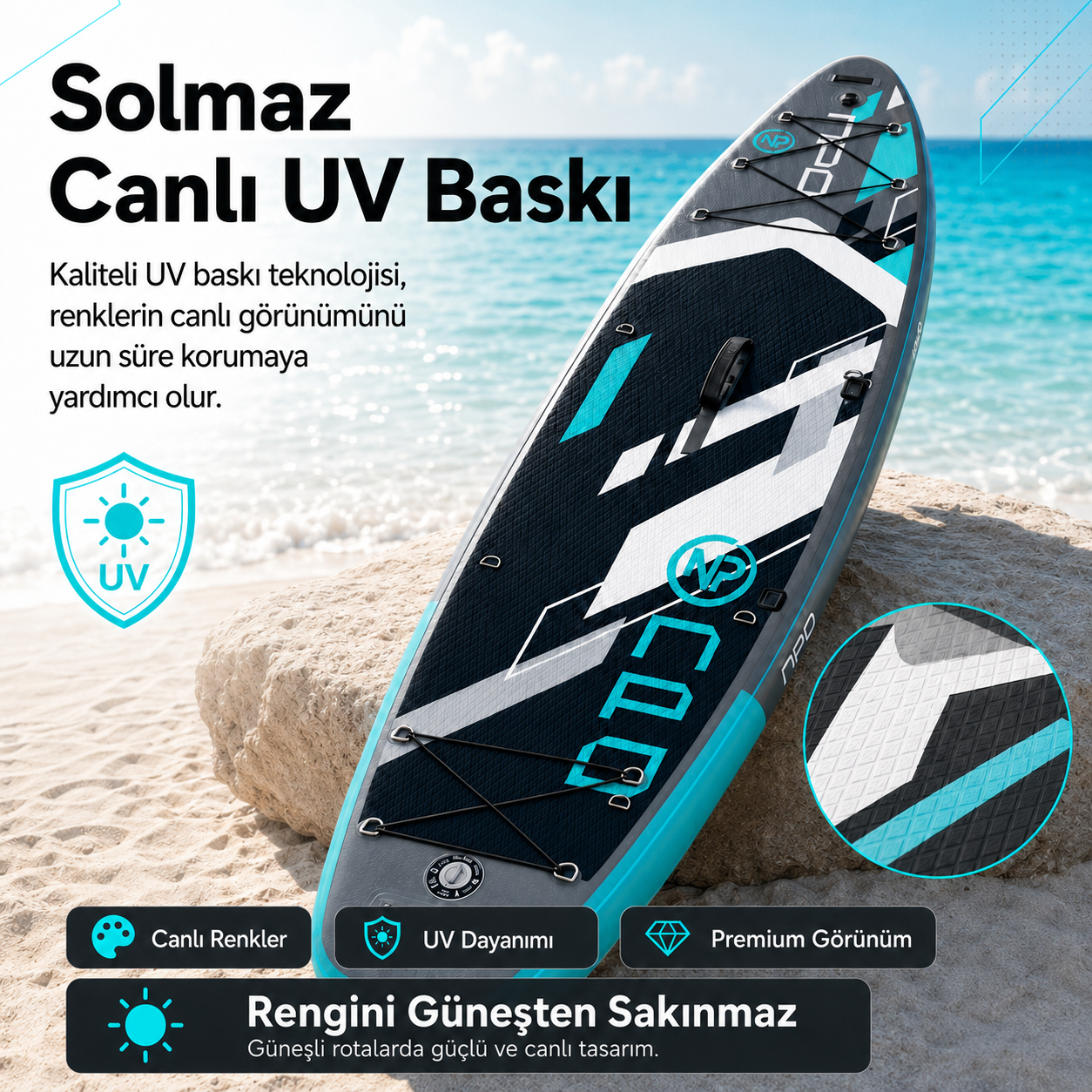 UV baskılı SUP tahtası sahilde yatıyor, arka planda deniz görünüyor.