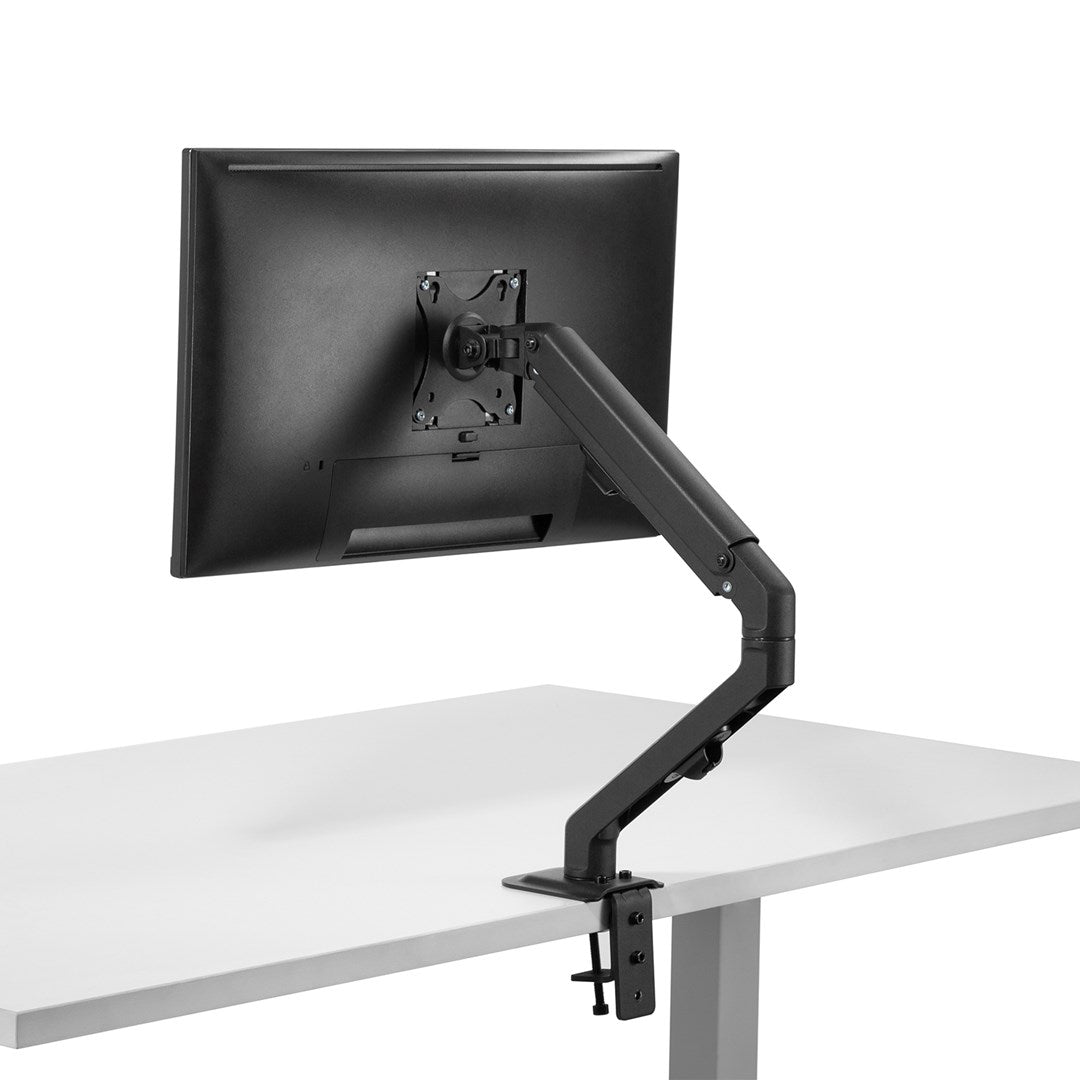 Czarny metalowy wysięgnik monitora jest zamocowany do białego biurka. Monitor jest podłączony.