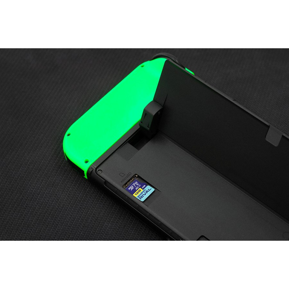 Zielony stojak na konsolę przenośną z włożoną kartą microSD.