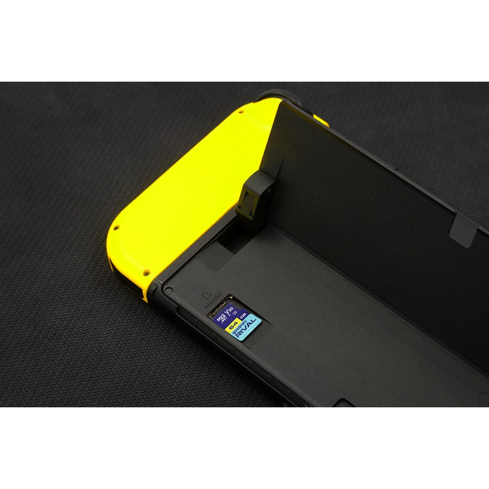 Żółta obudowa Nintendo Switch z włożoną kartą microSD 64 GB.