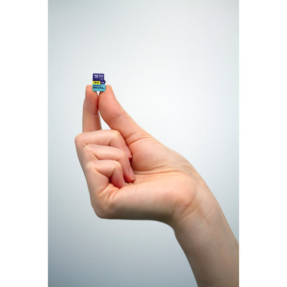 Dłoń trzyma dwa małe karty MicroSD między kciukiem a palcem wskazującym.
