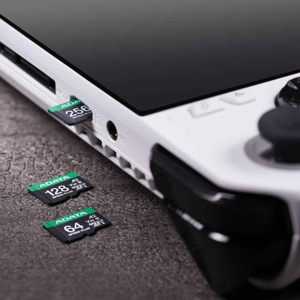 Biała konsola ręczna z 3 kartami microSD ADATA: 256 GB włożona, 128 GB i 64 GB obok.