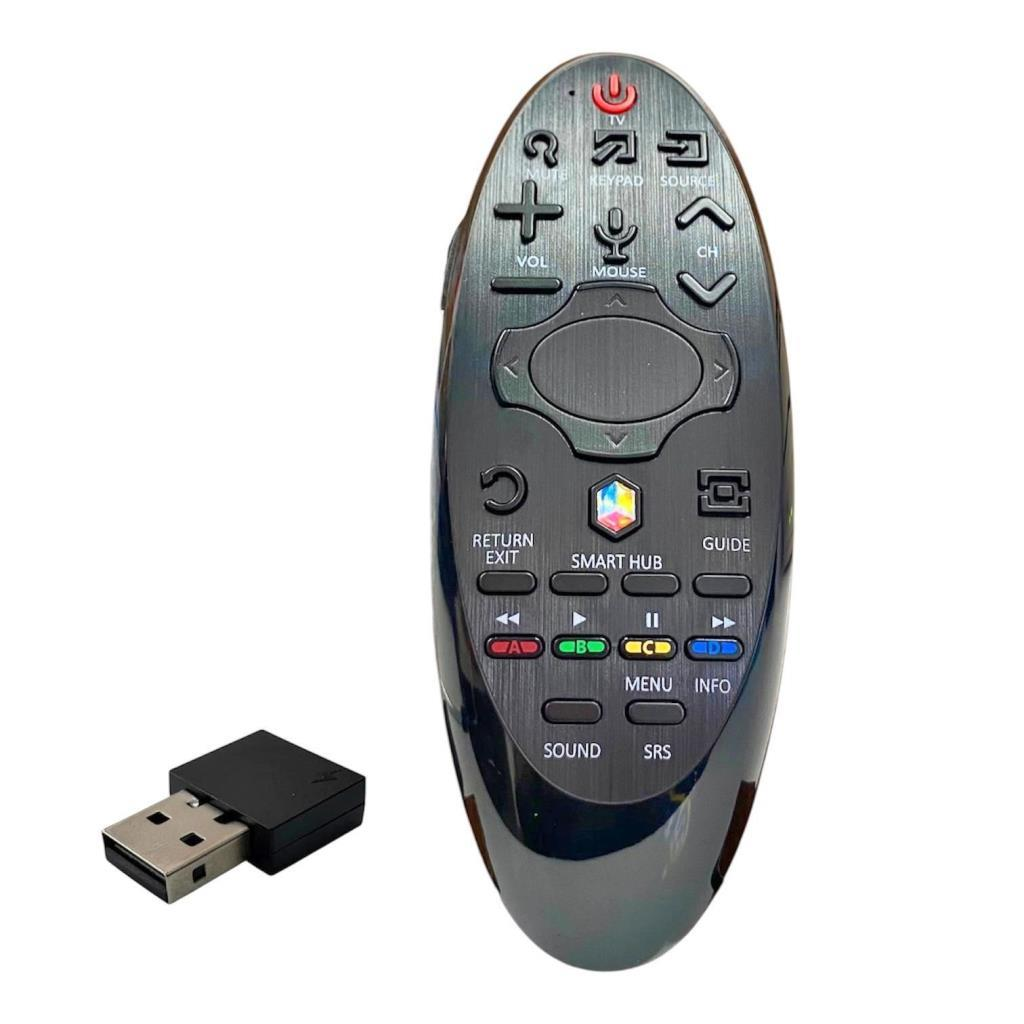 Beyaz arka plan üzerinde siyah uzaktan kumanda ve USB dongle.