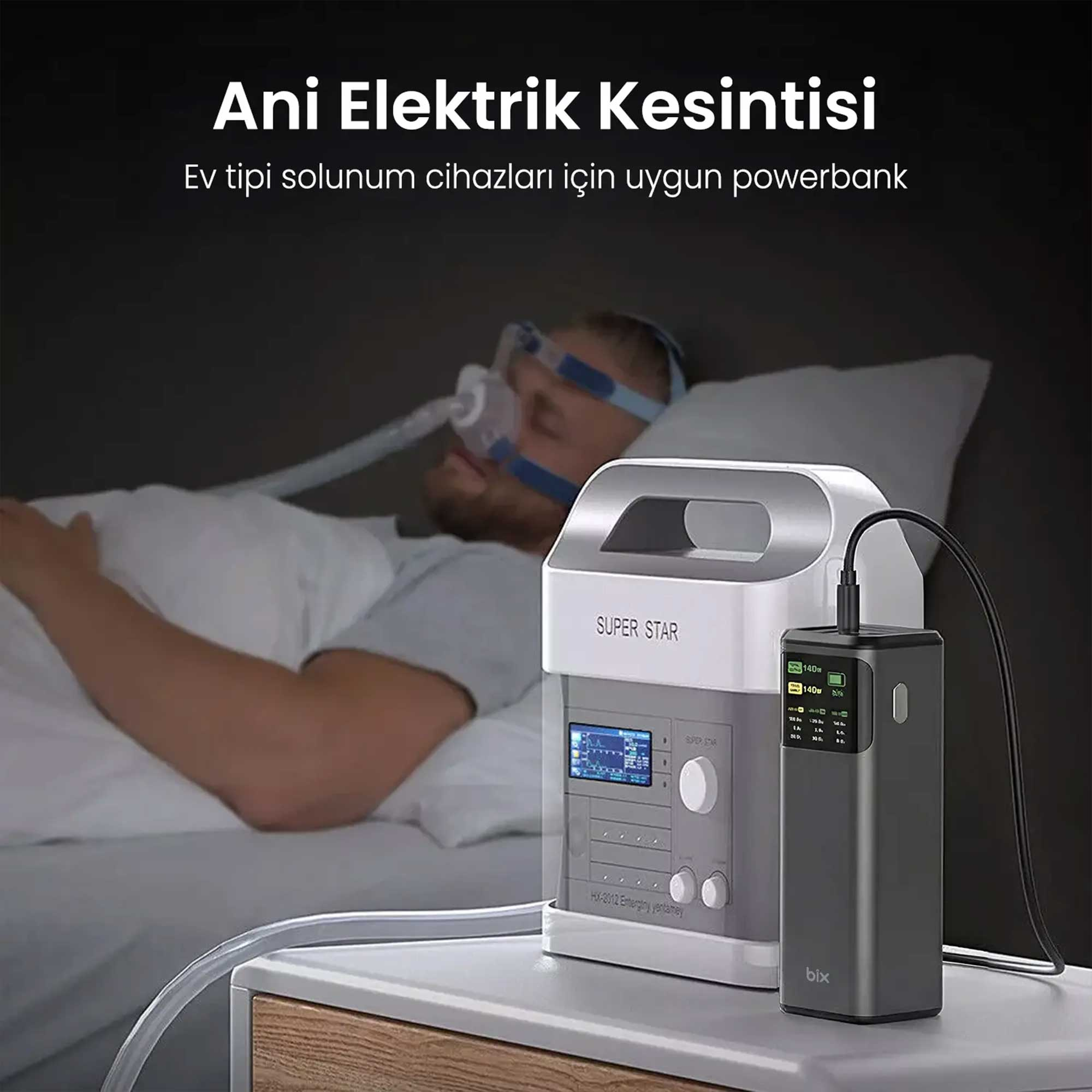 CPAP cihazlı bir adam yatakta yatıyor, yanında Super Star powerbank var.