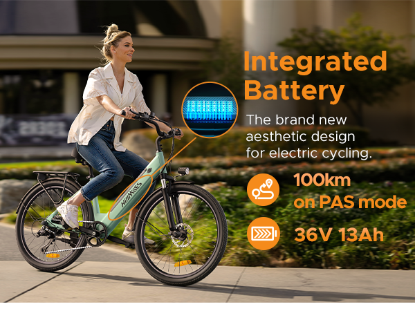 Donna guida e-bike verde menta con batteria integrata, testo su 100km di autonomia.