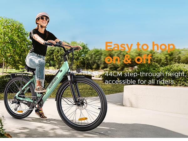 Una donna guida una bicicletta verde menta all'aperto, con testo 'Easy to hop on & off'.