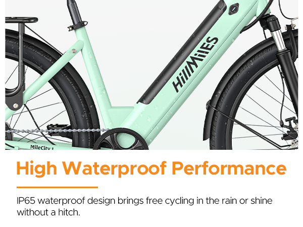 Bicicletta verde chiaro con catena e parafanghi, con gocce d'acqua.