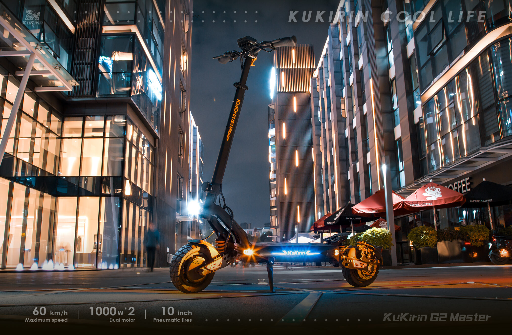 Strada notturna cittadina con monopattino elettrico Kukirin G2 Master. Edifici moderni brillano.