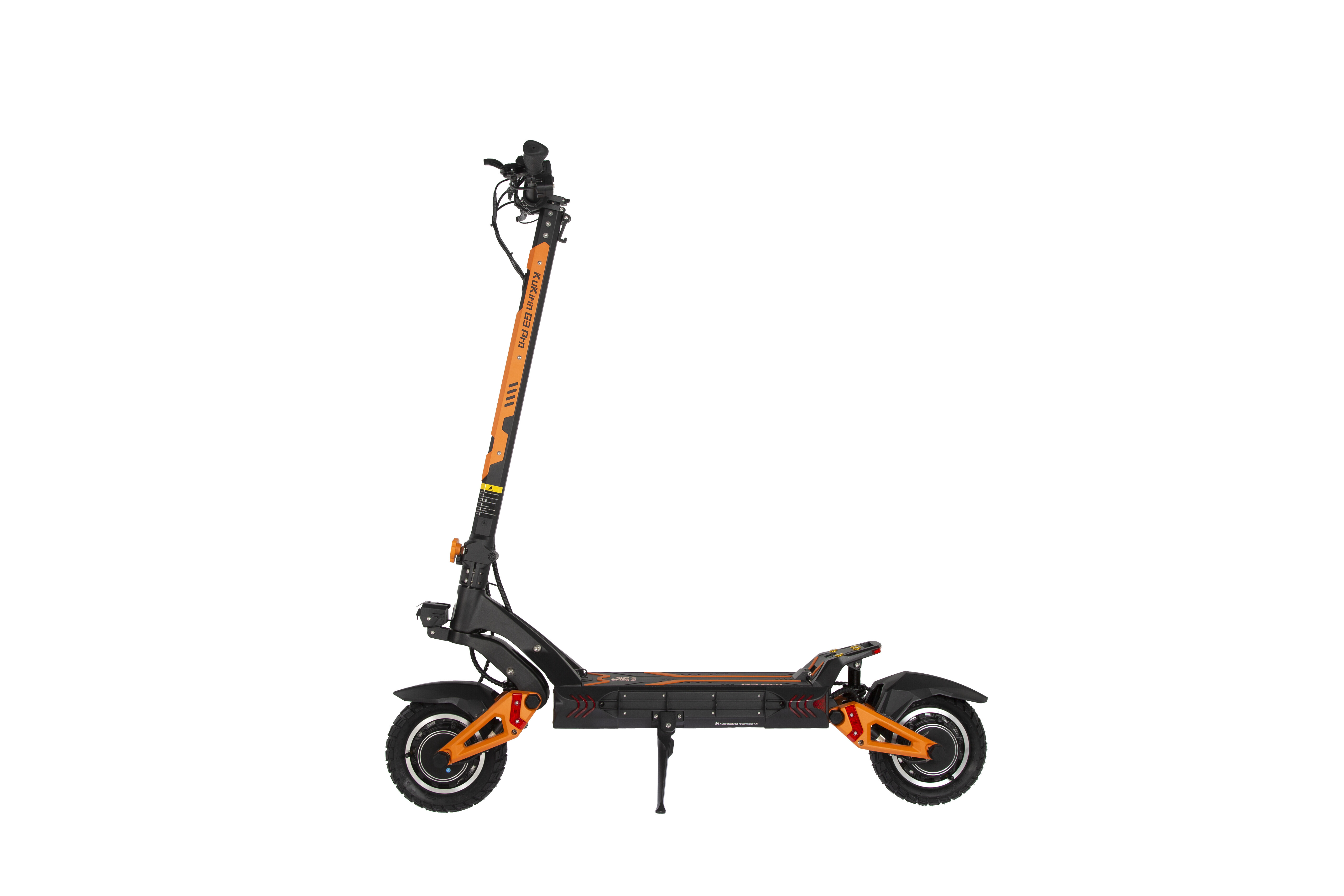 Monopattino elettrico nero con accenti arancioni, su sfondo bianco.