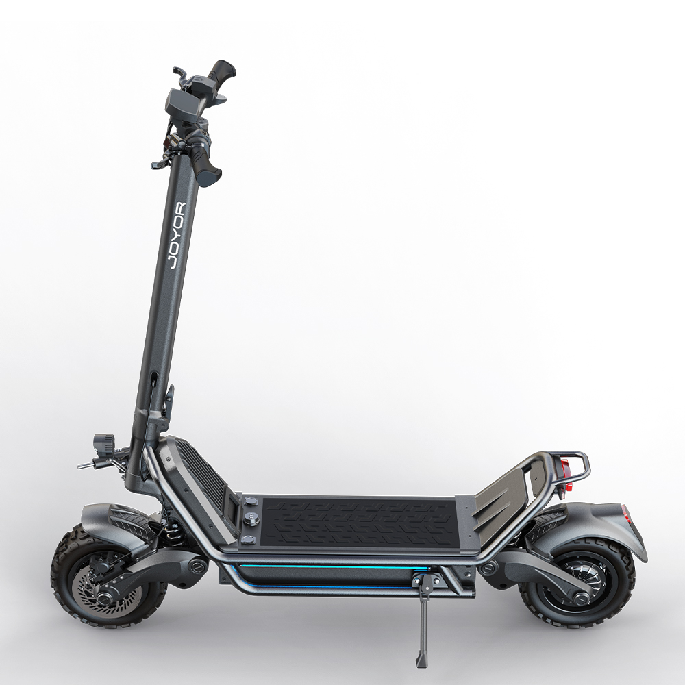 Un monopattino elettrico JOYOR grigio con pneumatici larghi e pedana nera.