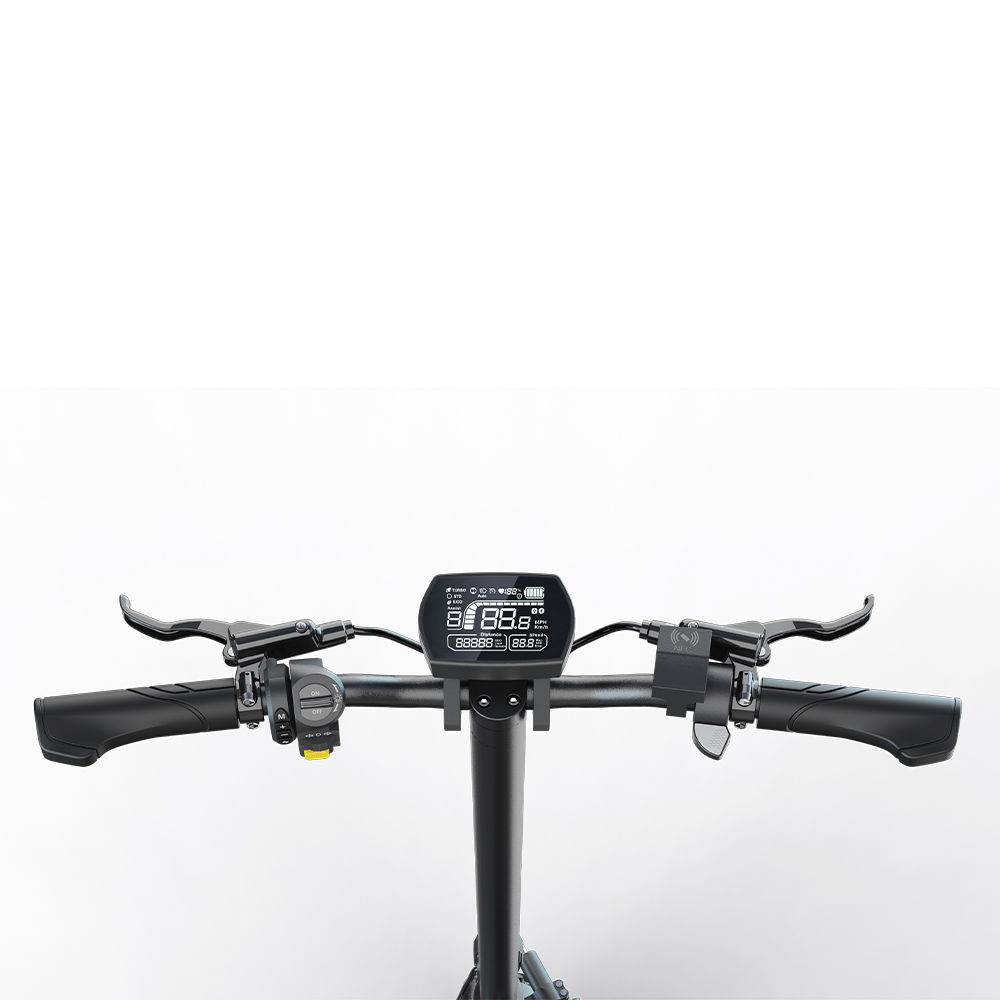Manubrio di un monopattino elettrico con display, leve freno e manopole.