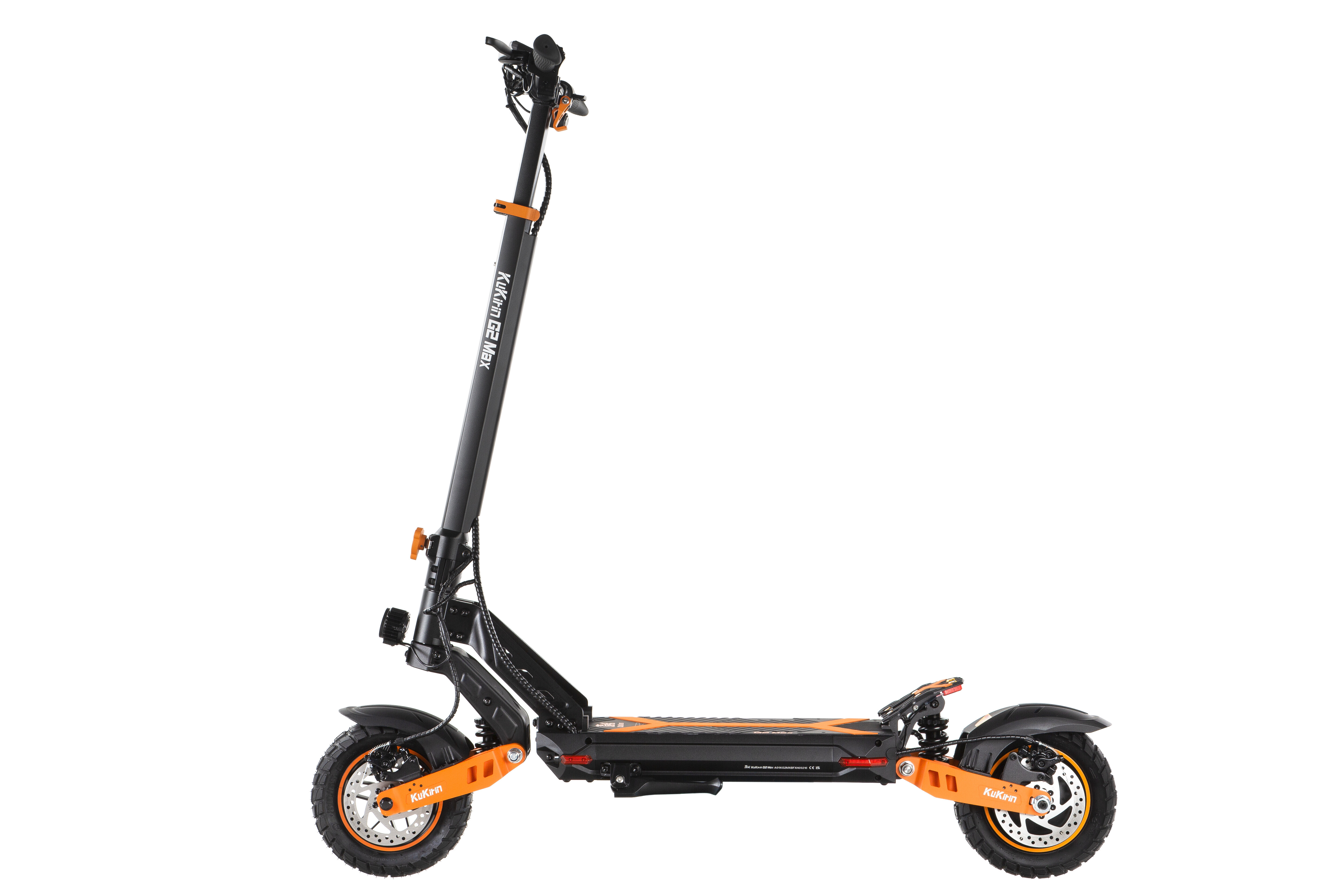 Uno scooter elettrico nero con accenti arancioni, su sfondo bianco.