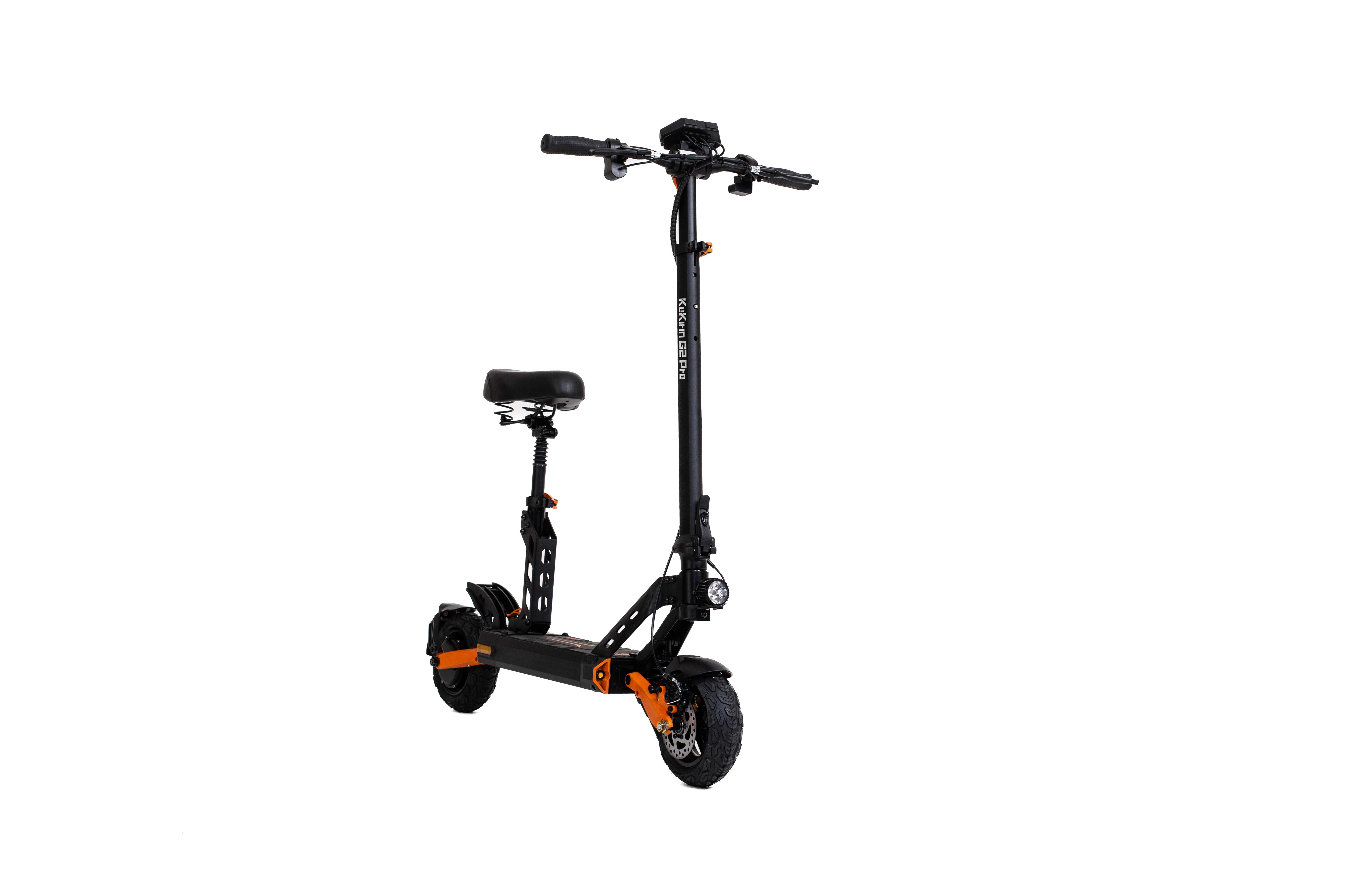 Uno scooter elettrico nero con sedile, accenti arancioni e pneumatici larghi.