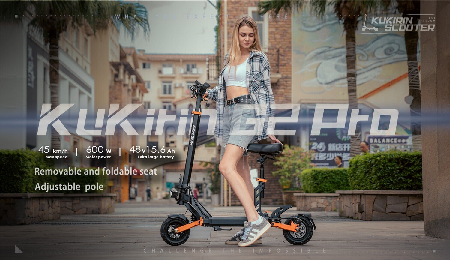 Una donna accanto a uno scooter elettrico "Kukirin G2 Pro", con specifiche e caratteristiche visibili.