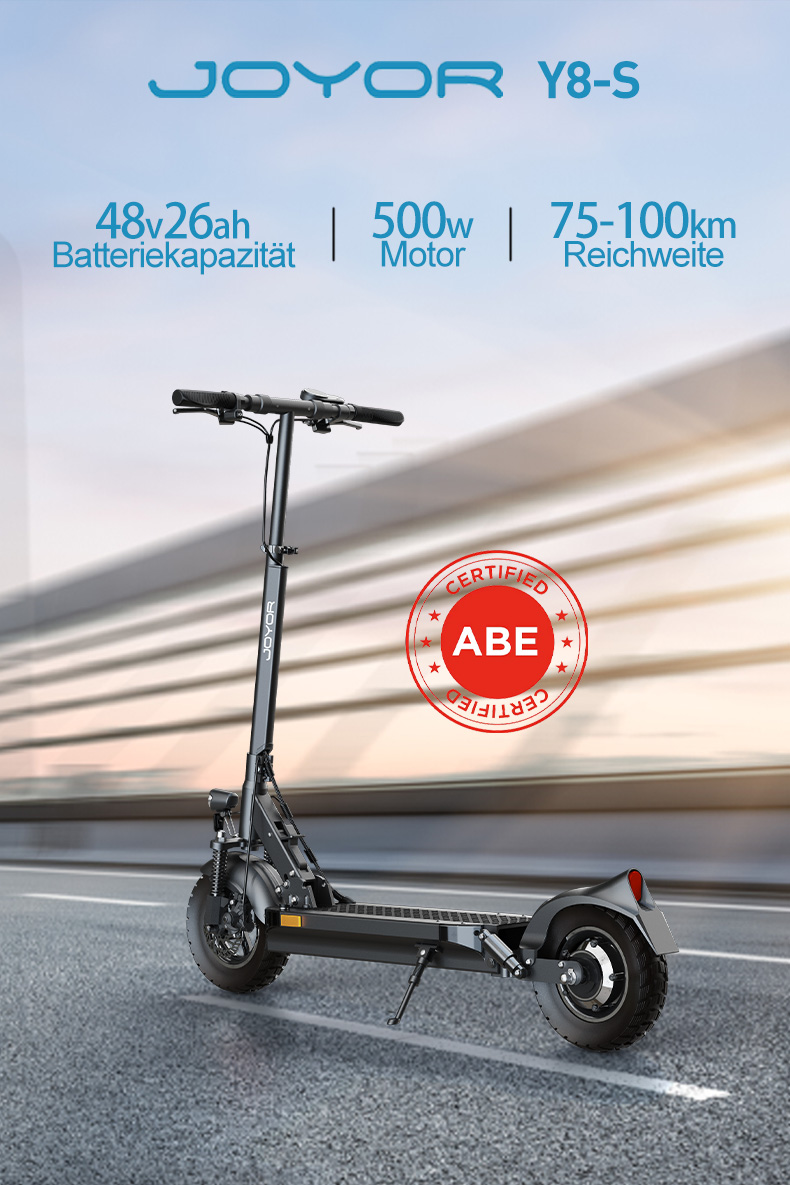 Ein schwarzer Joyor Y8-S Elektroroller mit ABE-Zertifizierung steht auf einer Straße.